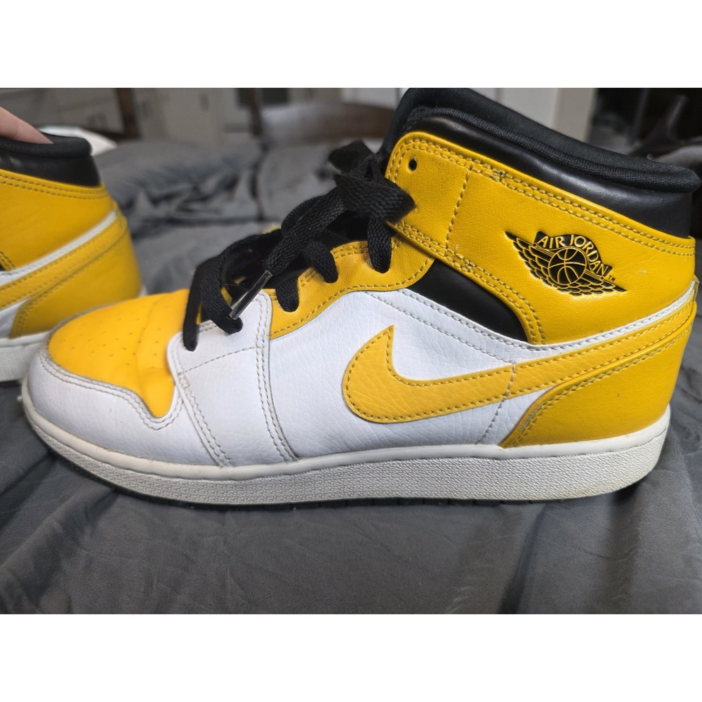 Air Jordan 1 Mid University Gold GS Size 7Y White Yellow Black 554725-170